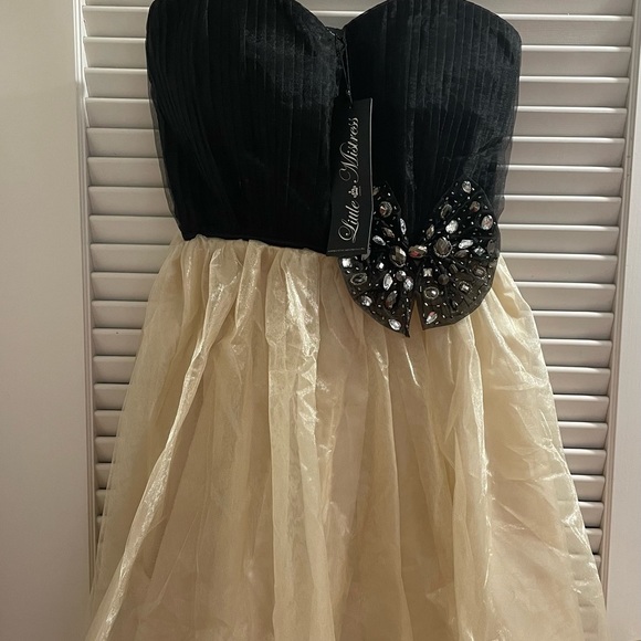Formal Cocktail Short Black and Cream Dress. - Picture 4 of 5